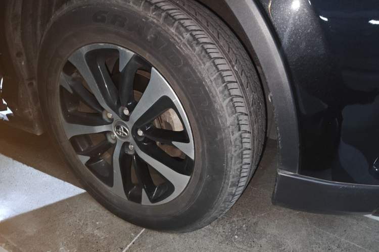 Used Toyota RAV4 2016 2.0L CVT Two-Wheel Drive Fashion Edition China V Standard Right Front Wheel Hub