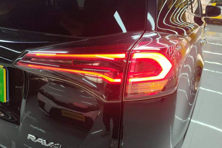 Used Toyota RAV4 2016 2.0L CVT Two-Wheel Drive Comfort Edition China V Standard Right Rear Taillight