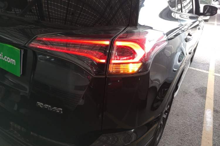Used Toyota RAV4 2016 2.0L CVT Two-Wheel Drive Fashion Edition China V Standard Right Rear Taillight