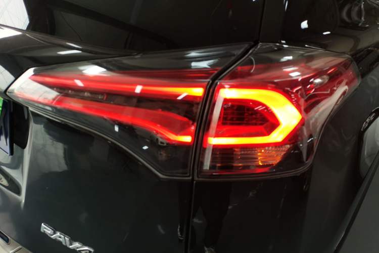 Used Toyota RAV4 2016 2.0L CVT Two-Wheel Drive Fashion Edition China V Standard Right Rear Taillight