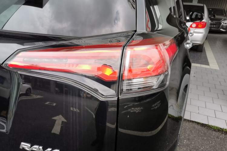 Used Toyota RAV4 2016 2.0L CVT Two-Wheel Drive Fashion Edition China V Standard Right Rear Taillight