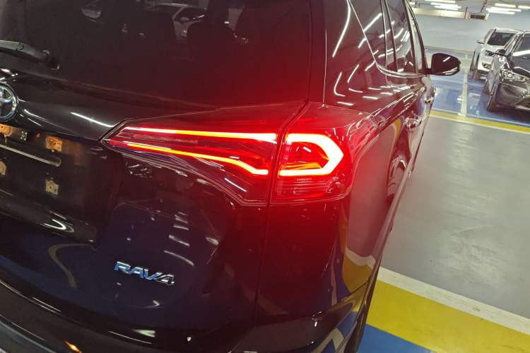 Used Toyota RAV4 2016 2.0L CVT Two-Wheel Drive Smart Edition China V Standard Right Rear Taillight