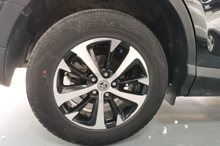 Used Toyota RAV4 2016 2.0L CVT Two-Wheel Drive Fashion Edition China V Standard Right Rear Wheel Hub