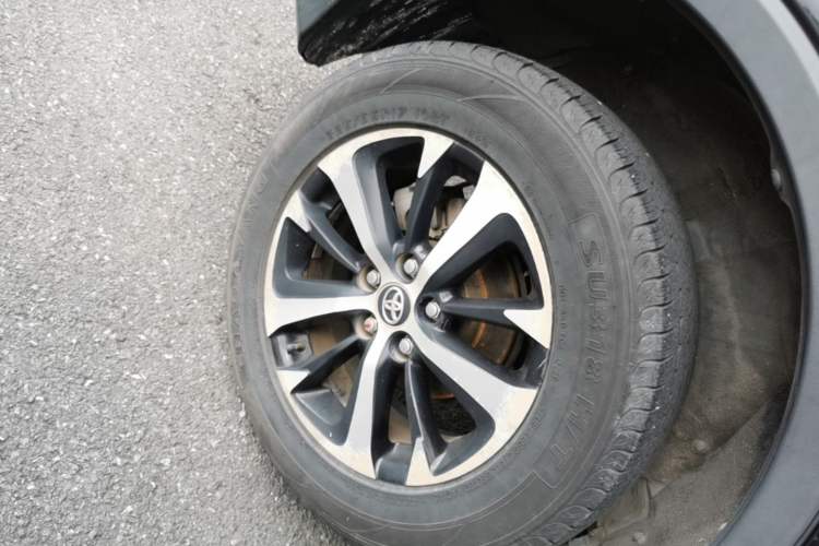 Used Toyota RAV4 2016 2.0L CVT Two-Wheel Drive Fashion Edition China V Standard Right Rear Wheel Hub