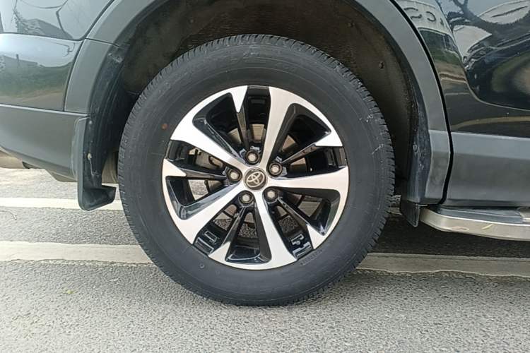 Used Toyota RAV4 2016 2.0L CVT Two-Wheel Drive Fashion Edition China V Standard Right Rear Wheel Hub