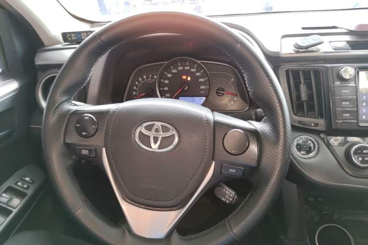 Used Toyota RAV4 2016 2.0L CVT Two-Wheel Drive Fashion Edition China V Standard Steering Wheel
