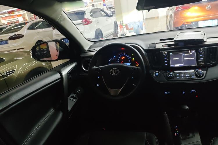 Used Toyota RAV4 2016 2.0L CVT Two-Wheel Drive Fashion Edition China V Standard Steering Wheel