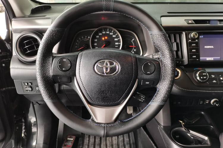 Used Toyota RAV4 2016 2.0L CVT Two-Wheel Drive Fashion Edition China V Standard Steering Wheel