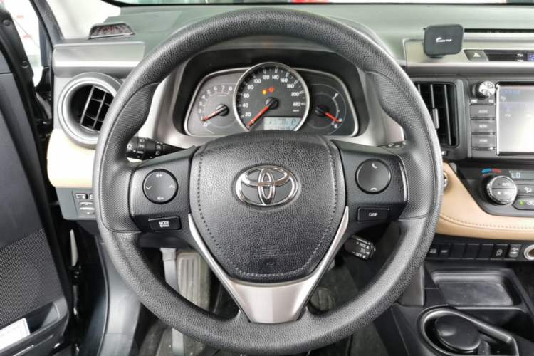 Used Toyota RAV4 2016 2.0L CVT Two-Wheel Drive Fashion Edition China V Standard Steering Wheel