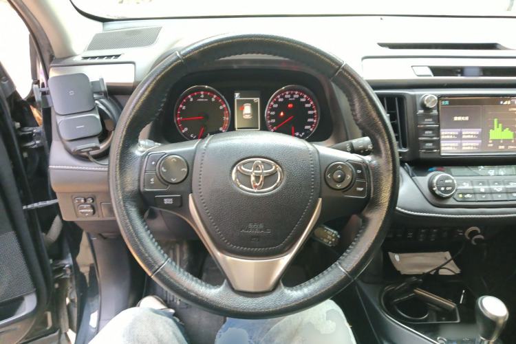 Used Toyota RAV4 2016 2.5L Automatic 4x4 Elite Edition Steering Wheel