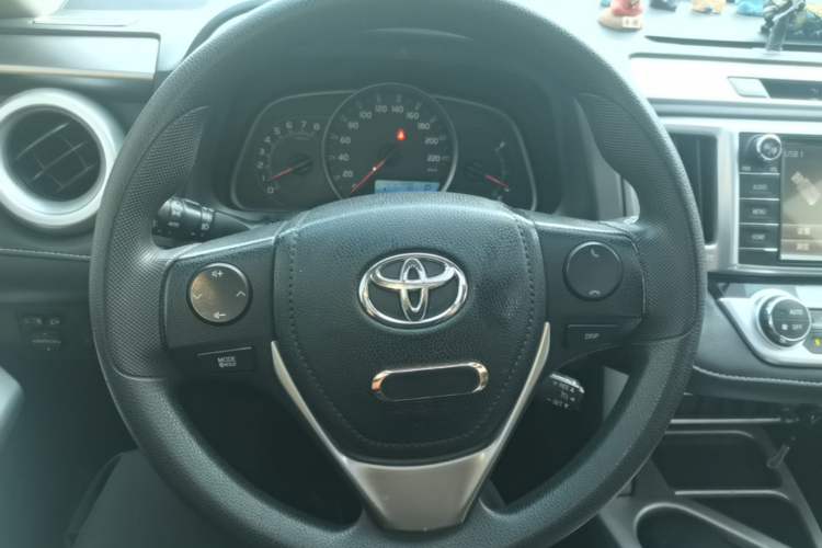 Used Toyota RAV4 2016 2.0L CVT Two-Wheel Drive Fashion Edition China V Standard Steering Wheel