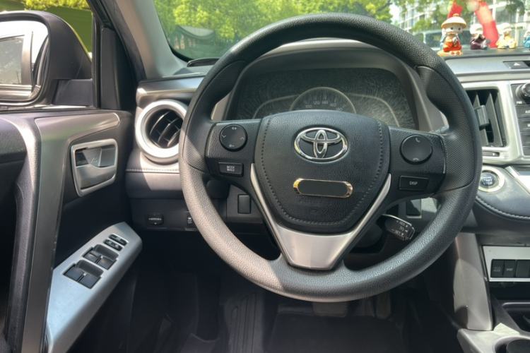Used Toyota RAV4 2016 2.0L CVT Two-Wheel Drive Fashion Edition China V Standard Steering Wheel