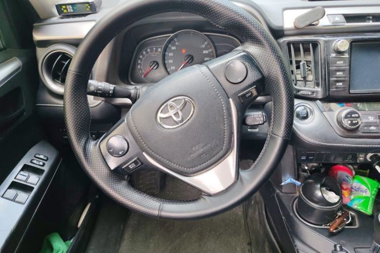 Used Toyota RAV4 2016 2.0L CVT Two-Wheel Drive Fashion Edition China V Standard Steering Wheel