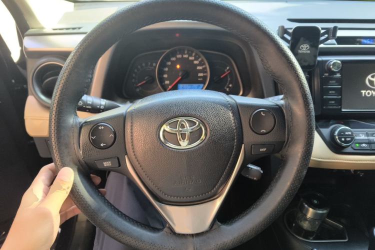 Used Toyota RAV4 2016 2.0L CVT Two-Wheel Drive Fashion Edition China V Standard Steering Wheel