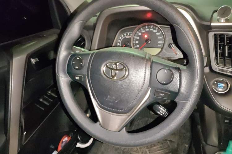 Used Toyota RAV4 2016 2.0L CVT Two-Wheel Drive Fashion Edition China V Standard Steering Wheel