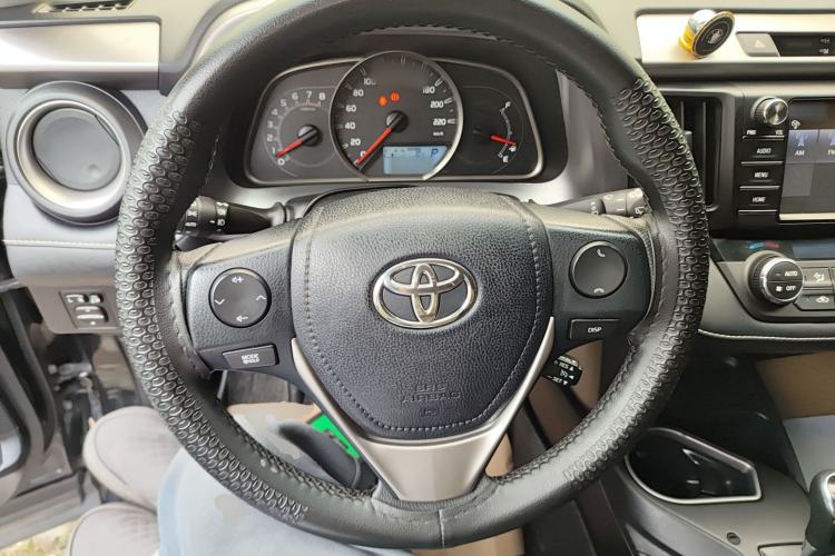 Used Toyota RAV4 2016 2.0L CVT Two-Wheel Drive Fashion Edition China V Standard Steering Wheel