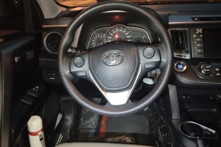 Used Toyota RAV4 2016 2.0L CVT Two-Wheel Drive Fashion Edition China V Standard Steering Wheel
