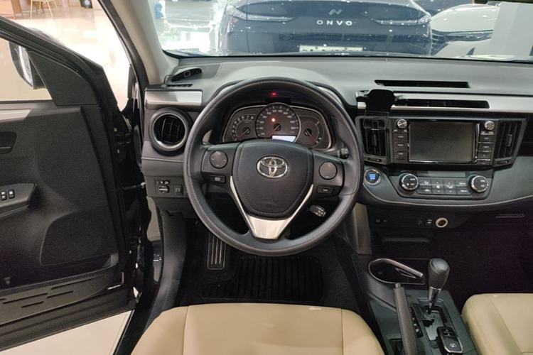 Used Toyota RAV4 2016 2.0L CVT Two-Wheel Drive Fashion Edition China V Standard Steering Wheel