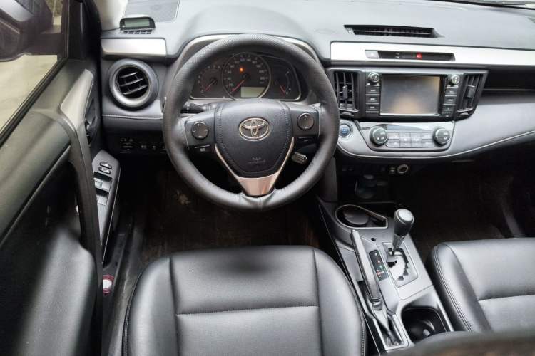 Used Toyota RAV4 2016 2.0L CVT Two-Wheel Drive Fashion Edition China V Standard Steering Wheel