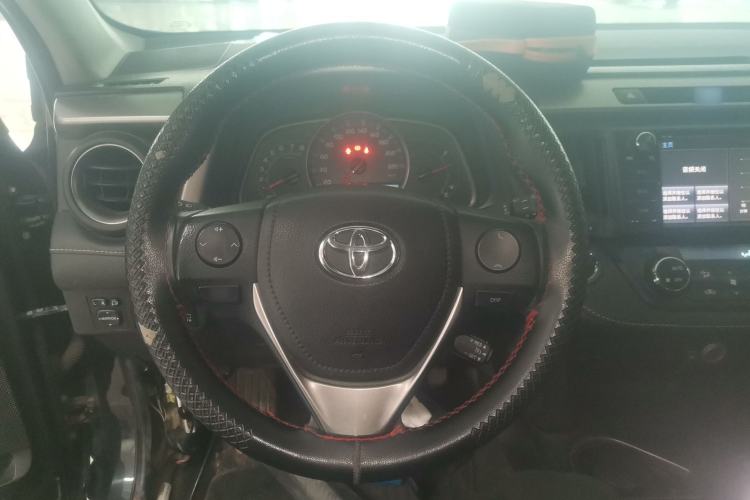 Used Toyota RAV4 2016 2.0L CVT Two-Wheel Drive Fashion Edition China V Standard Steering Wheel