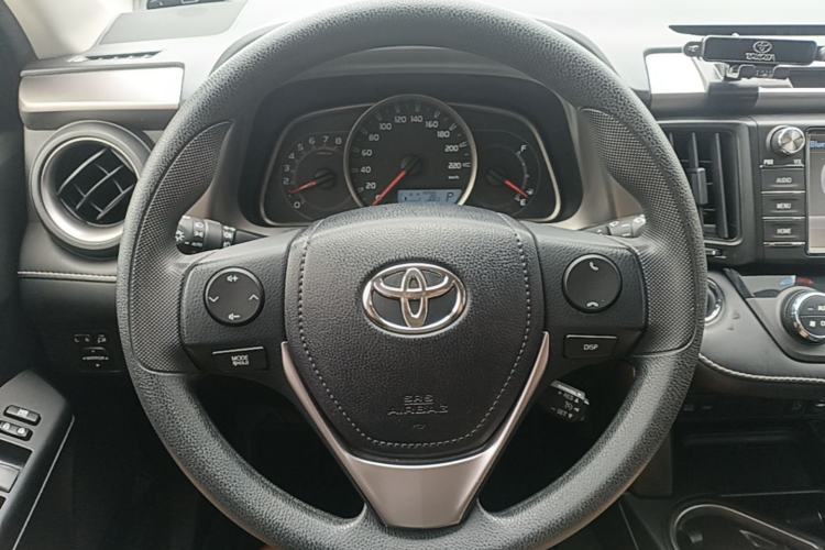 Used Toyota RAV4 2016 2.0L CVT Two-Wheel Drive Fashion Edition China V Standard Steering Wheel
