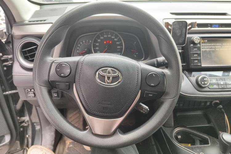 Used Toyota RAV4 2016 2.0L CVT Two-Wheel Drive Fashion Edition China V Standard Steering Wheel