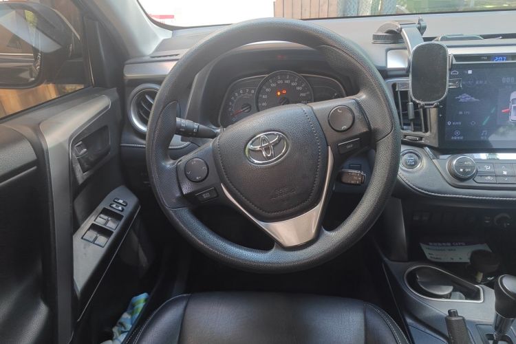 Used Toyota RAV4 2016 2.0L CVT Two-Wheel Drive Fashion Edition China V Standard Steering Wheel