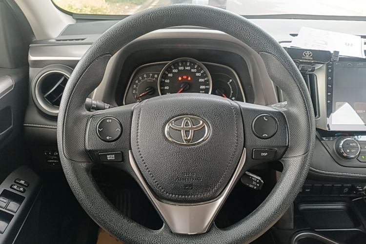 Used Toyota RAV4 2016 2.0L CVT Two-Wheel Drive Fashion Edition China V Standard Steering Wheel