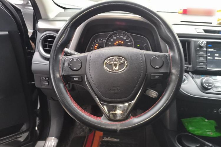 Used Toyota RAV4 2016 2.0L CVT Two-Wheel Drive Fashion Edition China V Standard Steering Wheel