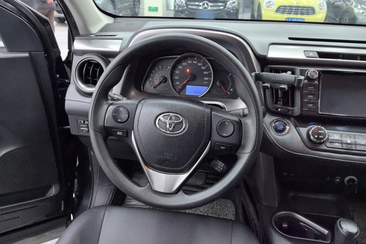 Used Toyota RAV4 2016 2.0L CVT Two-Wheel Drive Fashion Edition China V Standard Steering Wheel