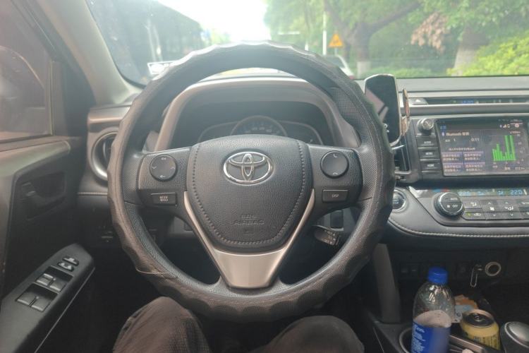 Used Toyota RAV4 2016 2.0L CVT Two-Wheel Drive Fashion Edition China V Standard Steering Wheel