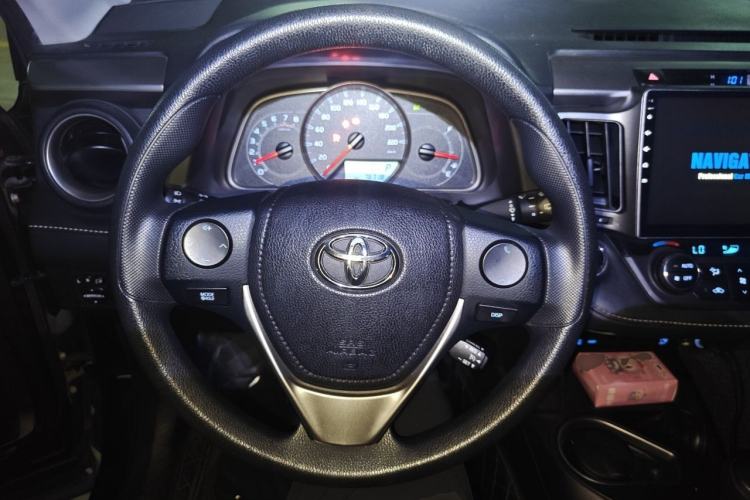Used Toyota RAV4 2016 2.0L CVT Two-Wheel Drive Fashion Edition China V Standard Steering Wheel