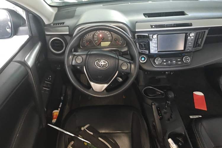 Used Toyota RAV4 2016 2.0L CVT Two-Wheel Drive Fashion Edition China V Standard Steering Wheel