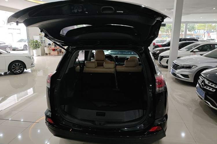 Used Toyota RAV4 2016 2.0L CVT Two-Wheel Drive Fashion Edition China V Standard Trunk