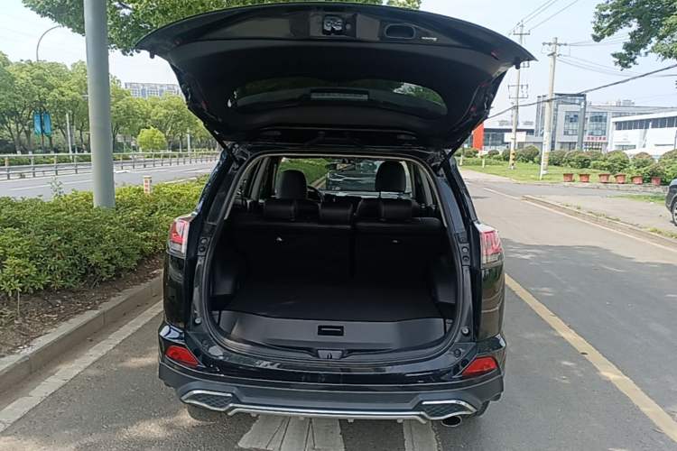 Used Toyota RAV4 2016 2.0L CVT Two-Wheel Drive Fashion Edition China V Standard Trunk