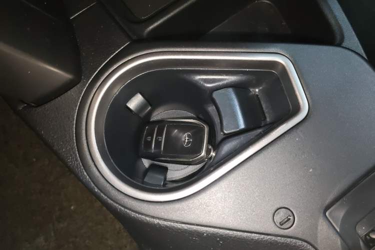 Used Toyota RAV4 2016 2.0L CVT Two-Wheel Drive Fashion Edition China V Standard Vehicle Key
