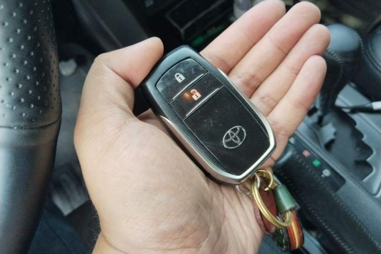 Used Toyota RAV4 2016 2.0L CVT Two-Wheel Drive Comfort Edition China V Standard Vehicle Key