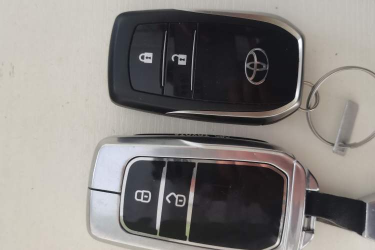 Used Toyota RAV4 2016 2.0L CVT Two-Wheel Drive Fashion Edition China V Standard Vehicle Key