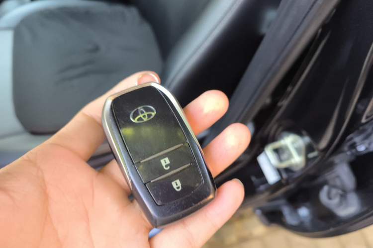 Used Toyota RAV4 2016 2.0L CVT Two-Wheel Drive Fashion Edition China V Standard Vehicle Key