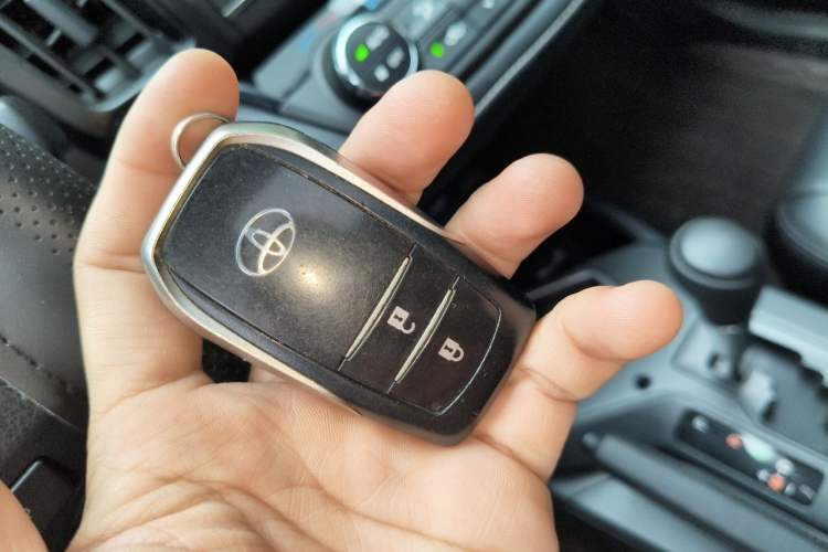 Used Toyota RAV4 2016 2.0L CVT Two-Wheel Drive Fashion Edition China V Standard Vehicle Key