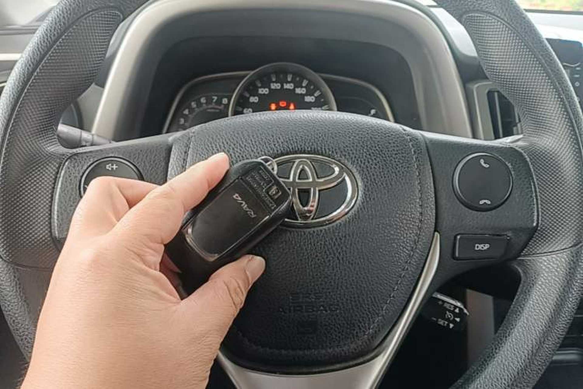 Used Toyota RAV4 2016 2.0L CVT Two-Wheel Drive Fashion Edition China V Standard Vehicle Key