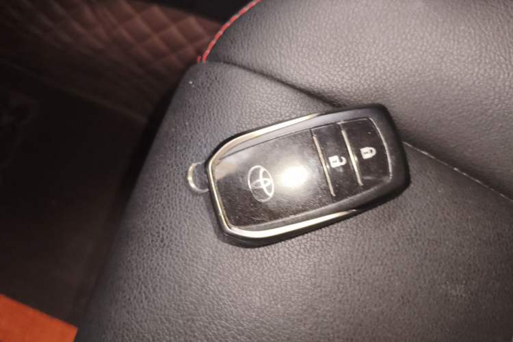 Used Toyota RAV4 2016 2.0L CVT Two-Wheel Drive Fashion Edition China V Standard Vehicle Key