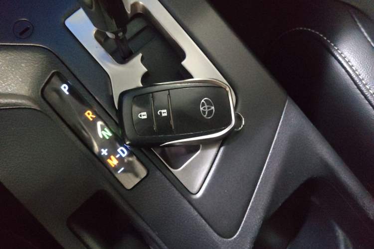 Used Toyota RAV4 2016 2.0L CVT Two-Wheel Drive Smart Edition China V Standard Vehicle Key