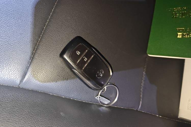 Used Toyota RAV4 2016 2.0L CVT Two-Wheel Drive Fashion Edition China V Standard Vehicle Key