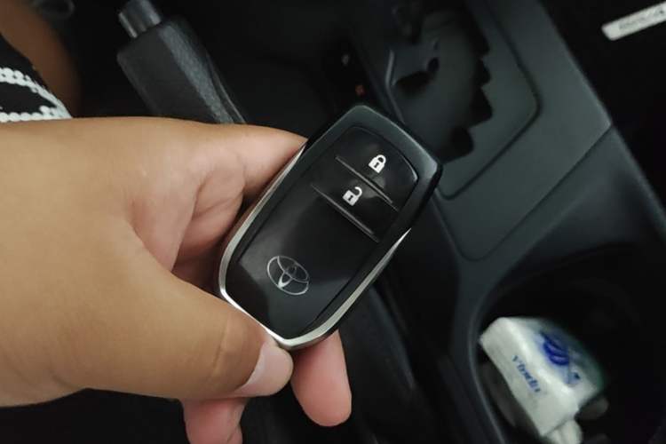 Used Toyota RAV4 2016 2.0L CVT Two-Wheel Drive Fashion Edition China V Standard Vehicle Key