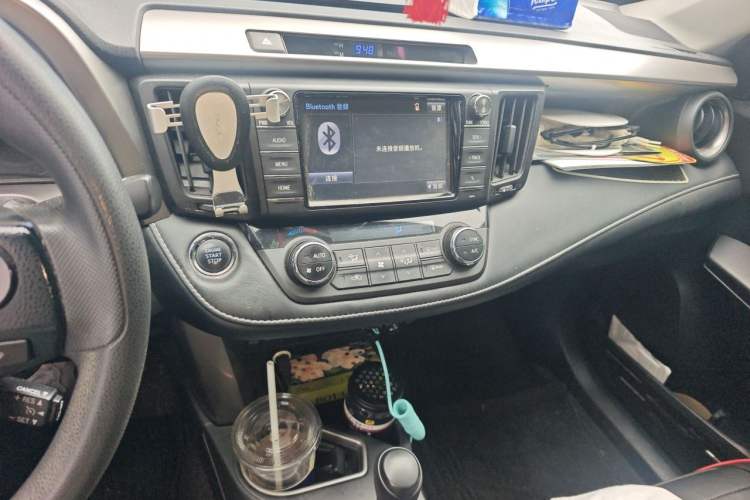 Used Toyota RAV4 2016 2.0L CVT Two-Wheel Drive Fashion Edition China V Standard Audio And AC Panel