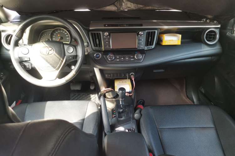 Used Toyota RAV4 2016 2.0L CVT Two-Wheel Drive Fashion Edition China V Standard Center Console
