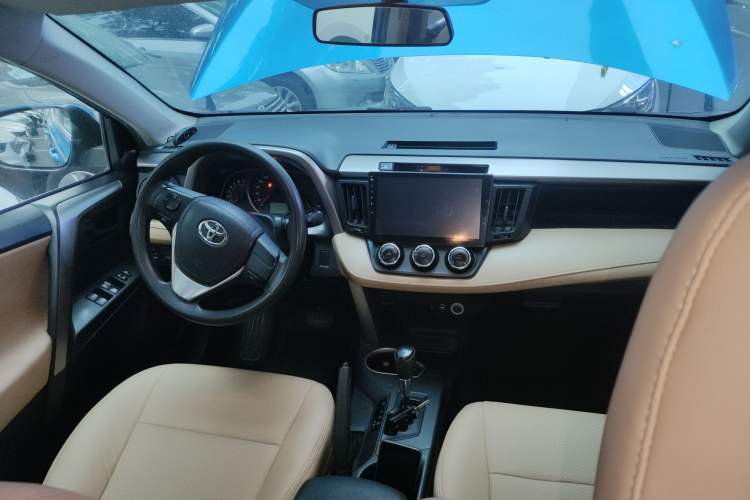 Used Toyota RAV4 2016 2.0L CVT Two-Wheel Drive Urban Edition China V Standard Center Console