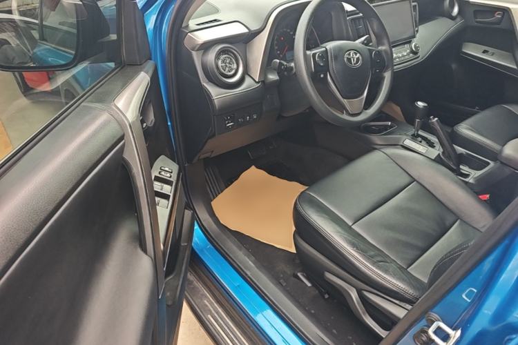 Used Toyota RAV4 2016 2.0L CVT Two-Wheel Drive Fashion Edition China V Standard Driver Seat