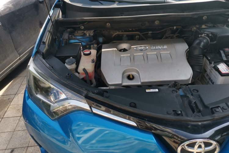 Used Toyota RAV4 2016 2.0L CVT Two-Wheel Drive Fashion Edition China V Standard Engine Bay Right